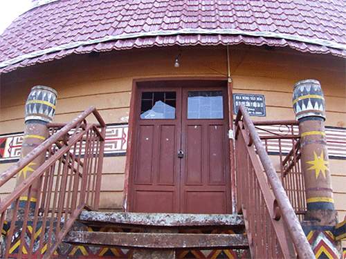 Mái tôn, cầu thang sắt, cửa kính… đã khiến ngôi nhà Rông văn hóa ở làng Pring Der (xã Gào, TP Pleiku, Gia Lai) luôn ở trong tình trạng “im ỉm khóa”. Ảnh: Phương Uyên